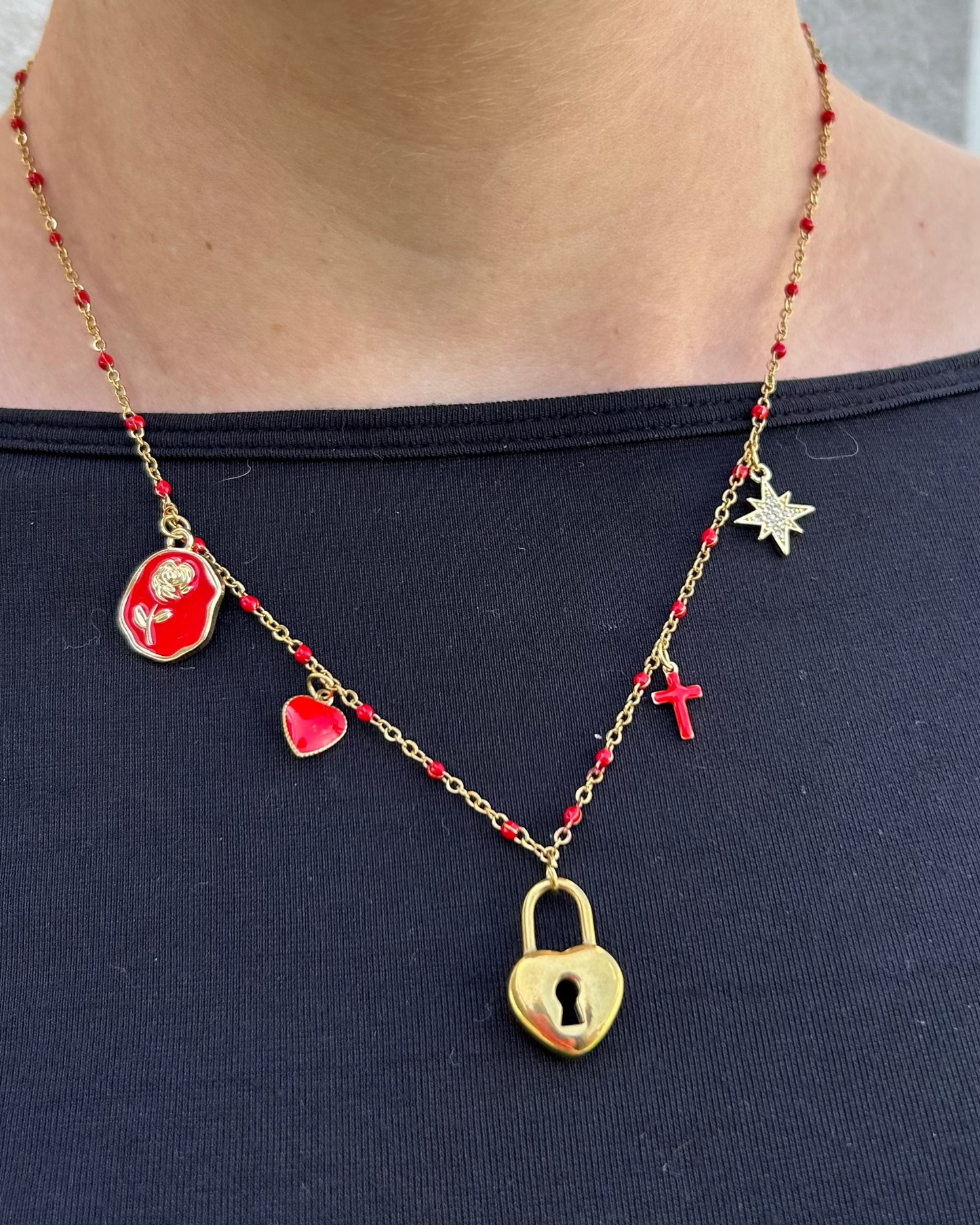 Collier à charms rouge